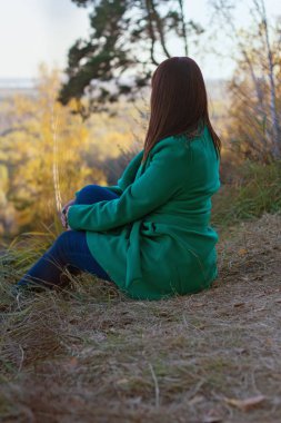 Onu geri bir nehir, sonbahar orman yakınındaki bir uçurum ile kız