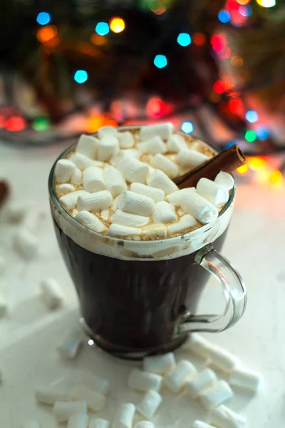Cocoa, coffee with marshmallow, Christmas decorations, garland, cinnamon — Stock Photo, Image