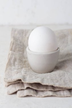 bir stand beyaz bir arka plan üzerine haşlanmış yumurta