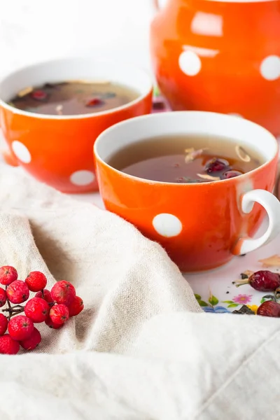 Chá de ervas quente em canecas vermelhas no fundo branco close-up — Fotografia de Stock