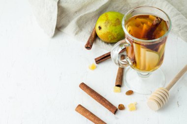 armut ve tarçın beyaz arka plan üstten görünüm üzerinde mulled şarap