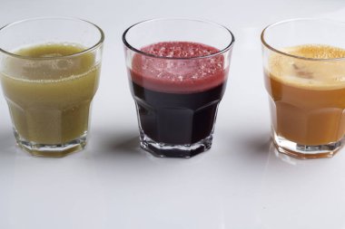 havuç, elma ve pancar suyu beyaz arka plan üzerinde