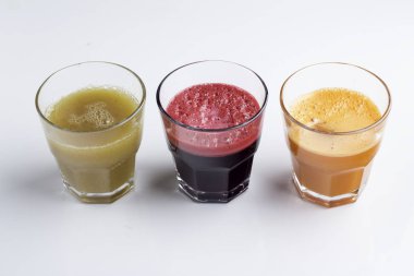 havuç, elma ve pancar suyu beyaz arka plan üzerinde