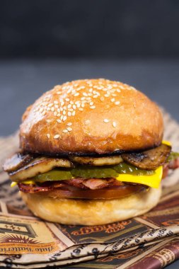 Hamburger domuz eti ve mantar ile