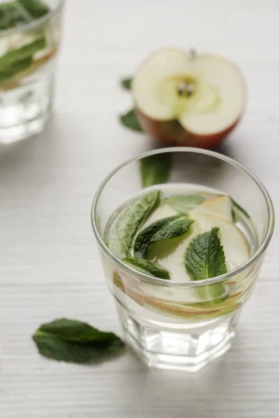 elma ve nane ile su iç