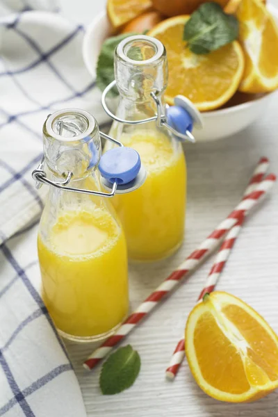 Portakal suyu şişeleri ve portakal