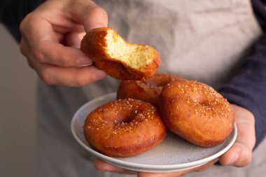 Tabakta pudra şekerli çörekler