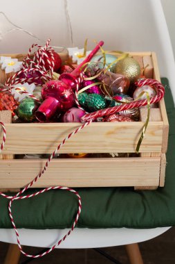 Tahta bir kutuda Noel ağacı süslemeleri.