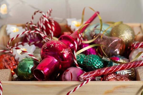 Kırmızı arkaplanda noel ağacı süslemesi