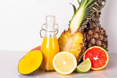 meyve suyu ve taze meyveler beyaz arka planda