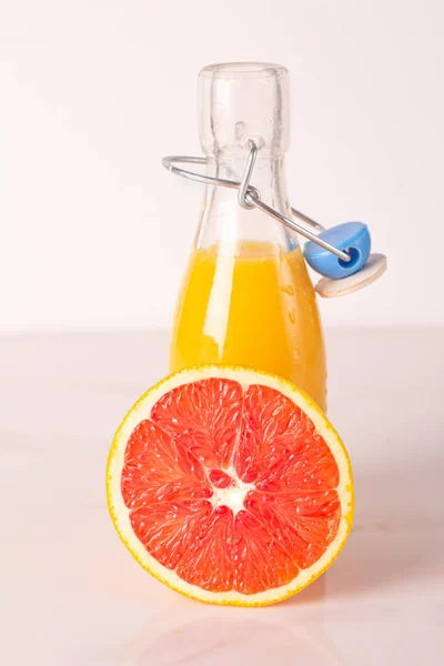 Glazen Fles Met Sinaasappelsap Rood Oranje — Stockfoto