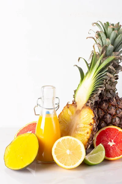Meyve suyu ve meyve suyu şişesi beyaz arka planda yakın plan