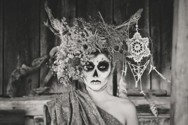 Santa Muerte halloween kılık. Cadı kadın ve kara kedi Cadı ölüm makyaj.