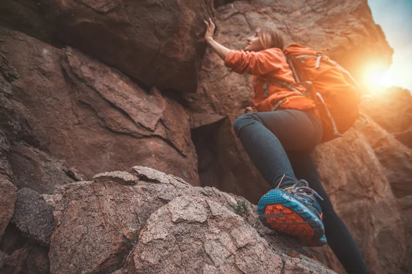 Escalador de rocas mujer viajera joven ir a la cumbre . — Foto de Stock