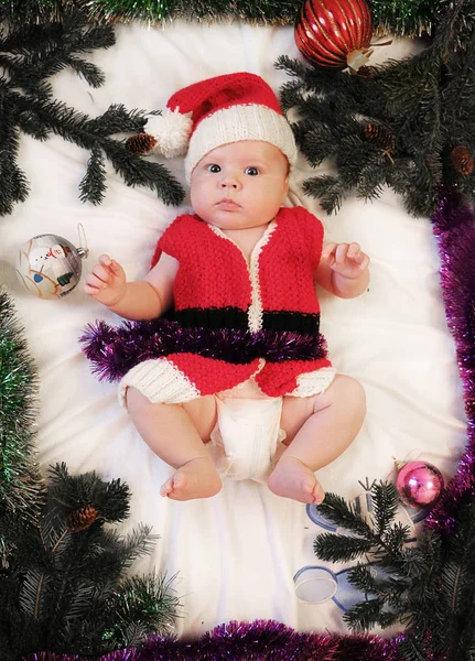 Baba első karácsony. Gyönyörű kisbaba Santa kalap — Stock Fotó