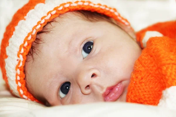 Страшный ребенок. Портрет медитативного новорожденного с красивой — стоковое фото