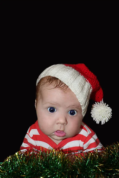 Recién nacido divertido bebé de Santa con la cara atontada aislado en negro — Foto de Stock