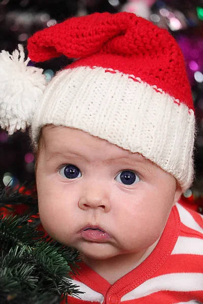Retrato del bebé recién nacido asombrado en sombrero de santa — Foto de Stock