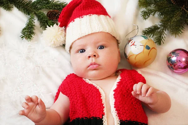 Первое рождество для ребенка. Младенец в шляпе Санты — стоковое фото