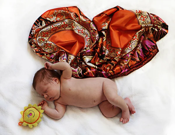 Lindo bebé recién nacido pocos días de edad con alas de mariposa de colores hechos — Foto de Stock
