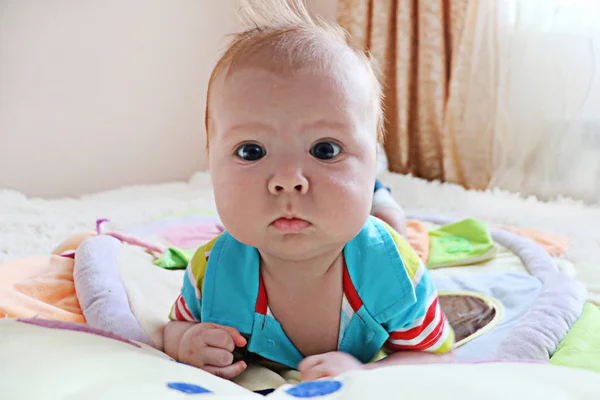 Retrato de bebé recién nacido lindo con cabello de jengibre y ojos azules en — Foto de Stock
