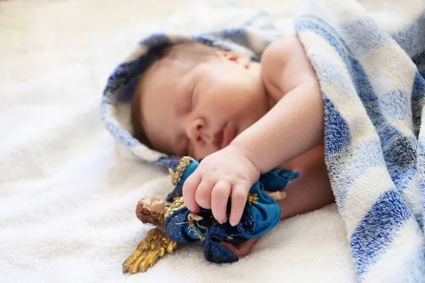 Karácsonyi baba. Aranyos újszülött baba alszik a kék b – Blue portréja — Stock Fotó