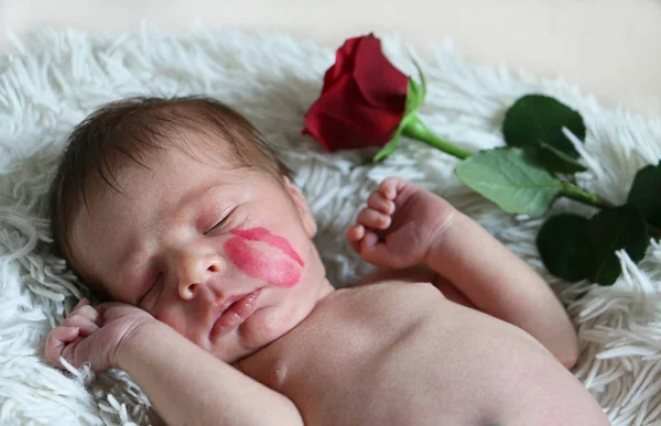 Retrato de bebé recién nacido durmiendo lindo con marca de beso en el fac — Foto de Stock