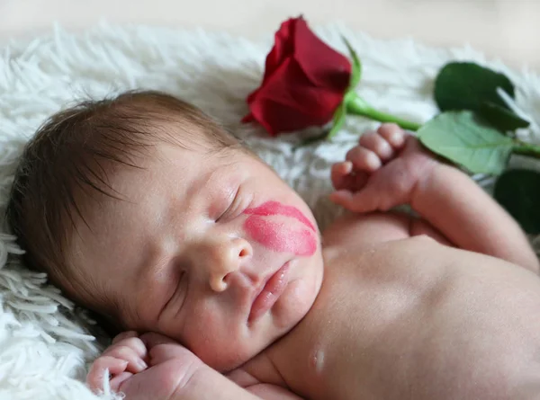 Retrato de bebé recién nacido durmiendo lindo con marca de beso en el fac — Foto de Stock