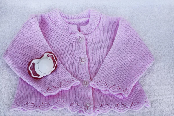 Set for newborn girl with rose knitted blouse and dummy — Stock Photo, Image