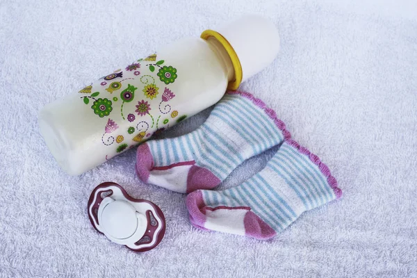 Set pour fille nouveau-né avec lait pour bébé, jouet et mitaines — Photo