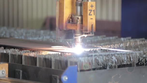 Máquina a laser corte de chapa metálica — Vídeo de Stock