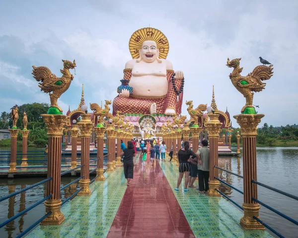 Budai, le Bouddha riant de style chinesse, dans le temple de Wat Plai Leam sur l'île de Koh Samui, Thaïlande — Photo