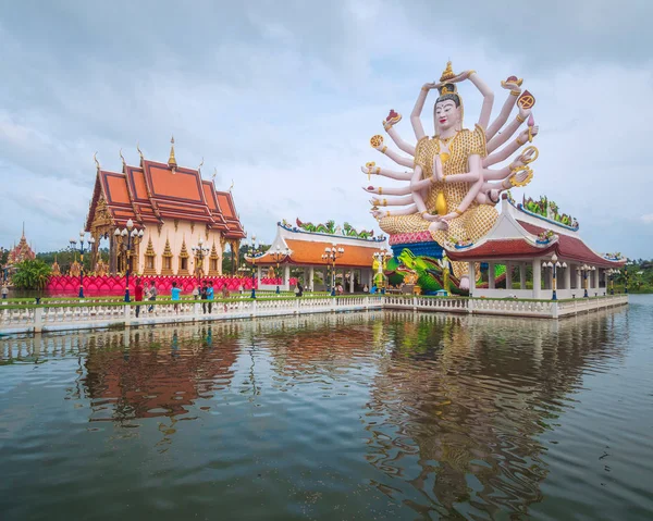 Чао Мае Куан Им (Chao Mae Kuan Im) или Гуаньинь (Guanyin), богиня милосердия, в храме Wat Plai Leam на острове Самуи (Koh Samui), Таиланд — стоковое фото
