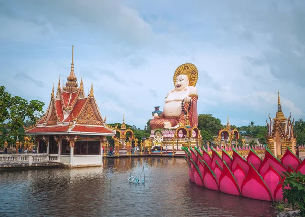 Budai, le Bouddha riant de style chinesse, dans le temple de Wat Plai Leam sur l'île de Koh Samui, Thaïlande — Photo