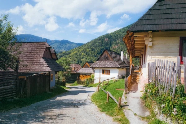 Typowych Tradycyjnych Drewnianych Domów Miejscowości Vlkolínec Unesco World Heritage Witryny Obrazy Stockowe bez tantiem