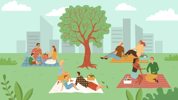 La gente feliz está de picnic en el parque. Grupo de hombres y mujeres jóvenes están sentados en la hierba, relajándose y disfrutando de la vista de la ciudad. Estilo plano. Ilustración vectorial — Vector de stock