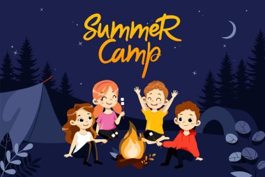 Çocuk Yaz Kampı kavramı. Yaz tatilinde yürüyüş yapan bir grup çocuk. Çocuklar kamp ateşinde oturur ve lokum yerler. Güzel Gece Ormanı Doğa Manzarası. Çizgi film Düz Vektör İllüstrasyonu