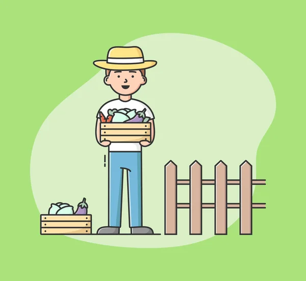 Conceito de Colheita e Eco Farm. Happy Smiling Man está de pé na fazenda com caixa de madeira com legumes em. Rapaz a colher comida orgânica na quinta. Desenhos animados Linear esboço plana Vector Ilustração —  Vetores de Stock