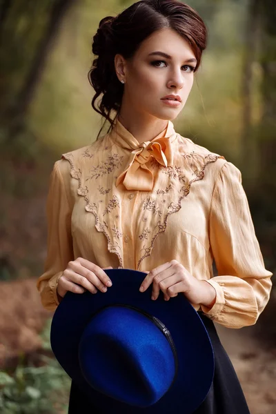 Jesienny Portret młodej kobiety w kapeluszu — Zdjęcie stockowe