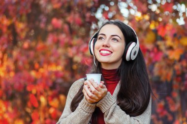 Sonbahar Park mutlu kız portresi