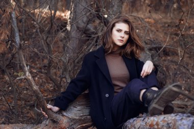 şık sonbahar giysileri açık havada güzel esmer