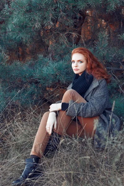 가 숲에서 빨간 머리 소녀 — 스톡 사진