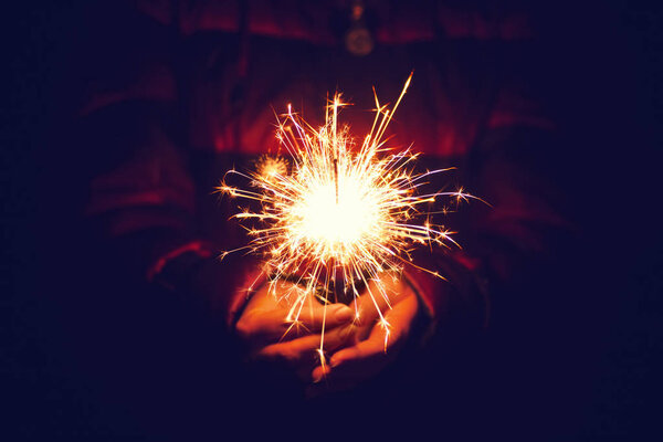 праздничная рождественская искра в руке
