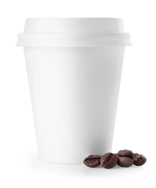 Disponibla kaffekopp med kaffebönor isolerad på vit — Stockfoto