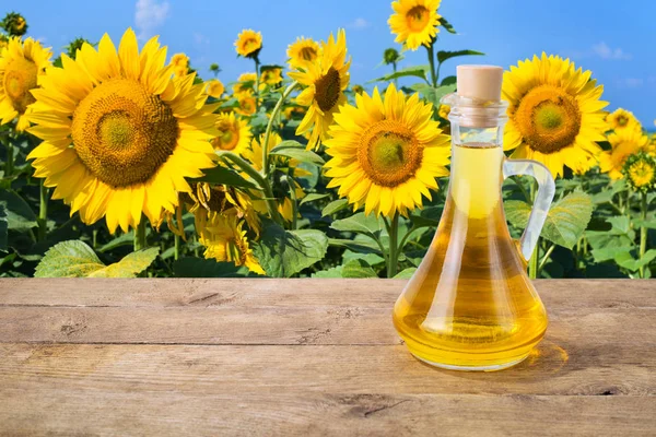 Olej słonecznikowy na tle Słonecznikowe pole — Zdjęcie stockowe