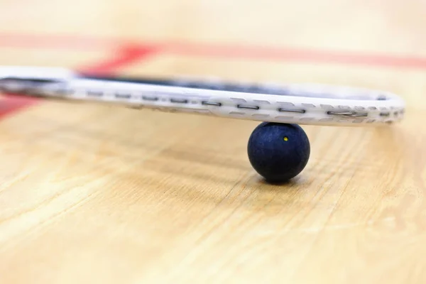 Närbild på squash racket och boll — Stockfoto