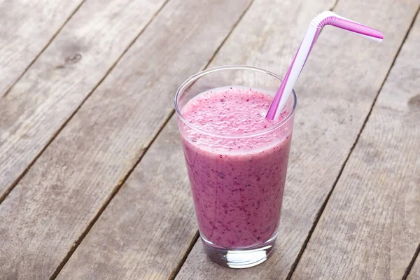 Bir bardak yabanmersini püresi.