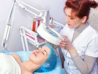 yüzüne bakarak güzellik uzmanı