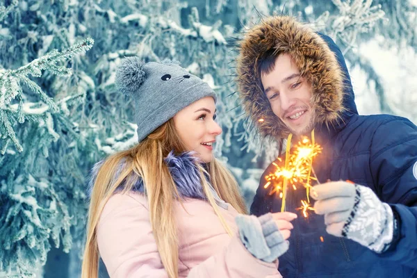 Pareja con bengalas en invierno — Foto de Stock