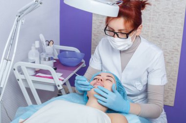 Yüzünde temizlik siyah nokta